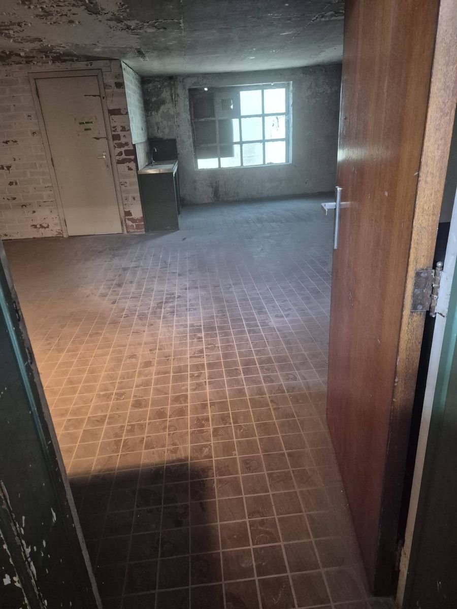 Lege ruimte met tegelvloer na de opruiming