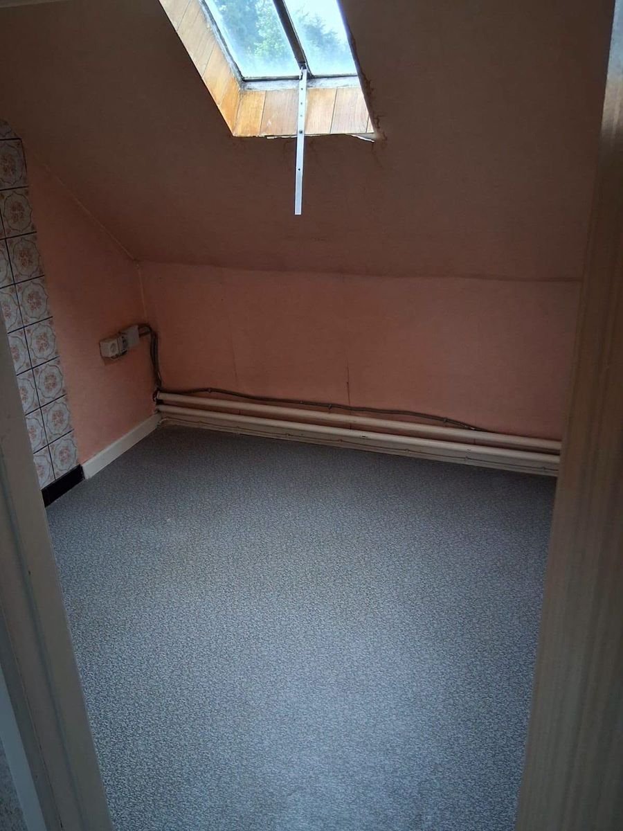 Lege zolderkamer na de opruiming